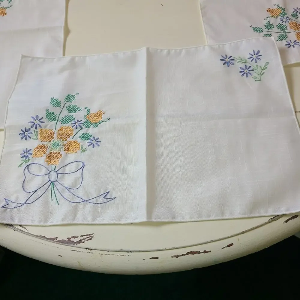 Vtg Hand Embroidered Floral Linen Placemats & Napkins Set Cottagecore Farmhouse